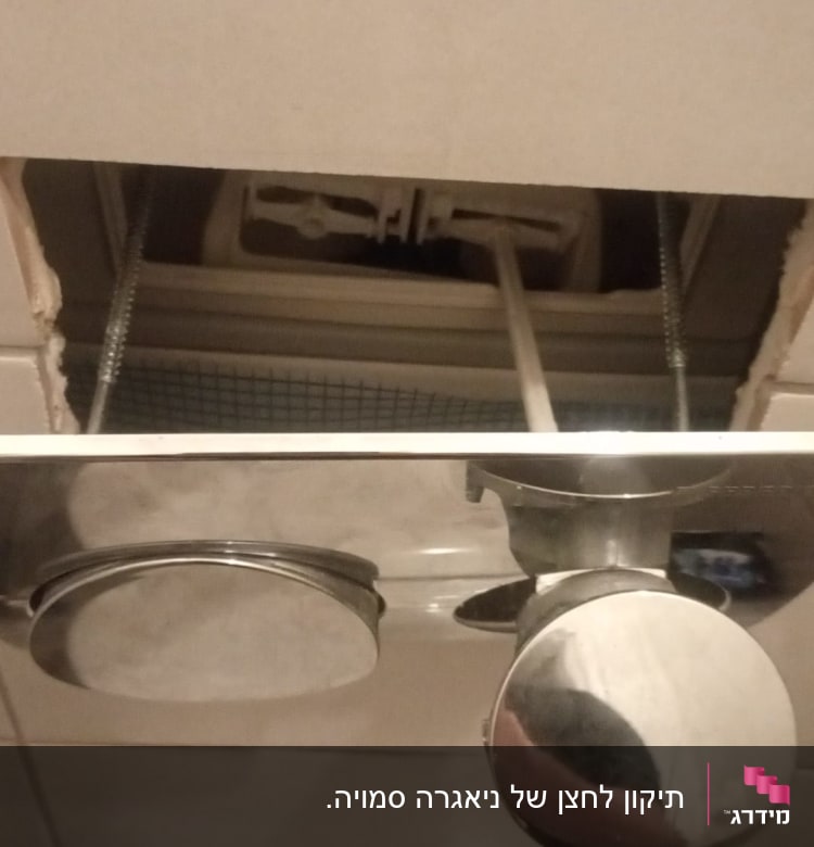 חלקי ברז ומערכת צנרת חשופים בקיר